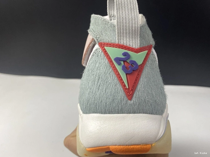 Neutral CT8528-002 - Grey 7 Retro Jordan 0209